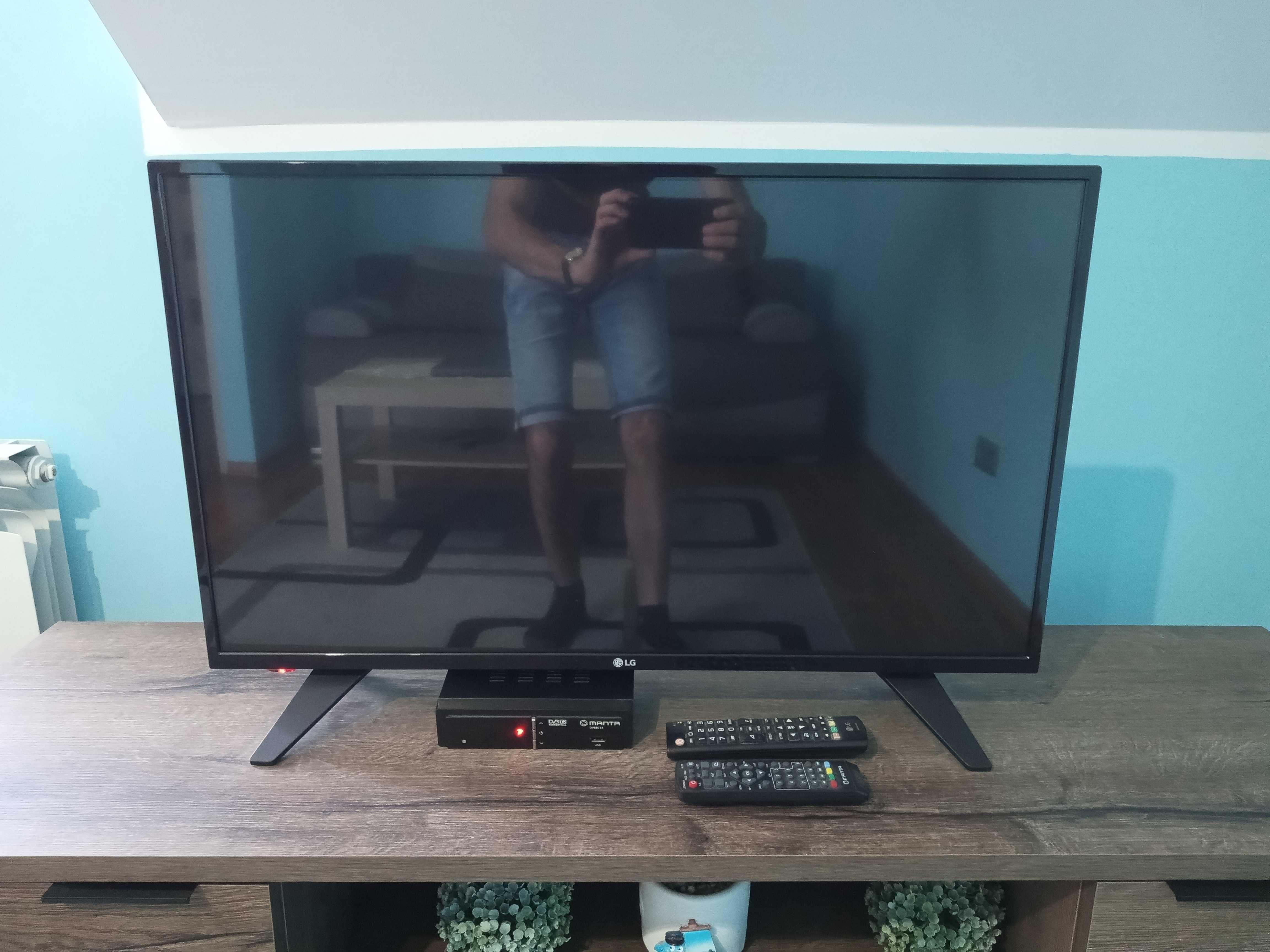 Sprzedam sprawny telewizor LG 32 cale z dekoderem, pilotem i kablami.