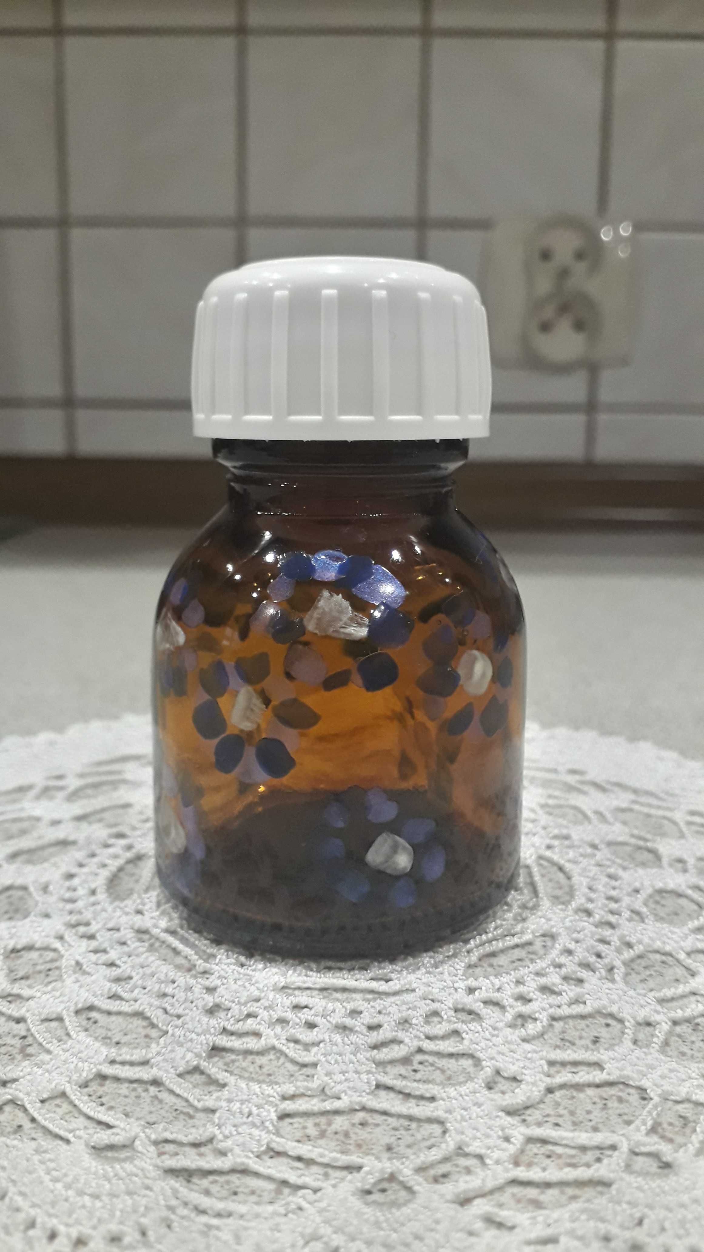4 buteleczki z ciemnego szkła ręcznie malowane w kolorowe kwiatki