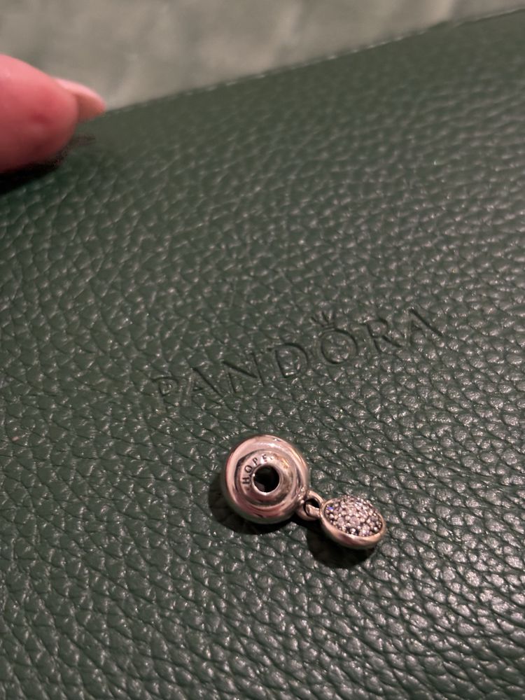 Wiszacy charms pandora essence