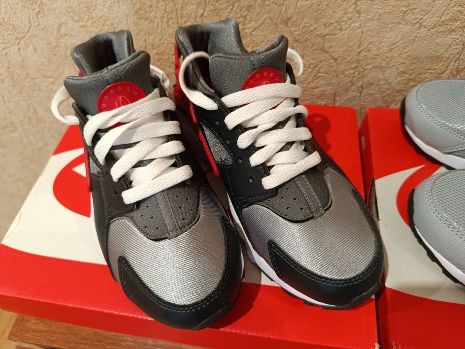 Нові кросівки для хлопчика Nike Huarache Run