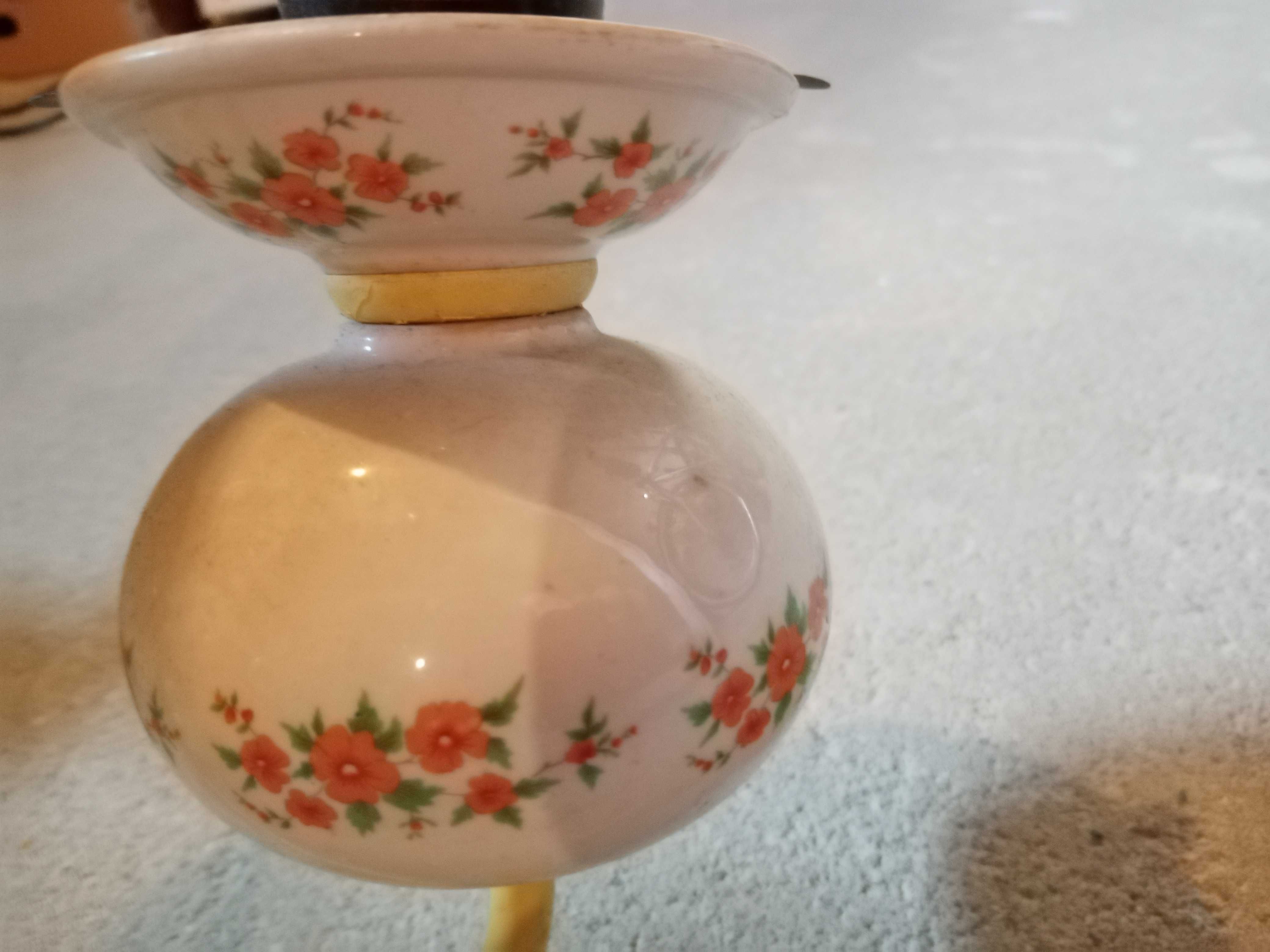 Stary żyrandol z elementami porcelanowymi