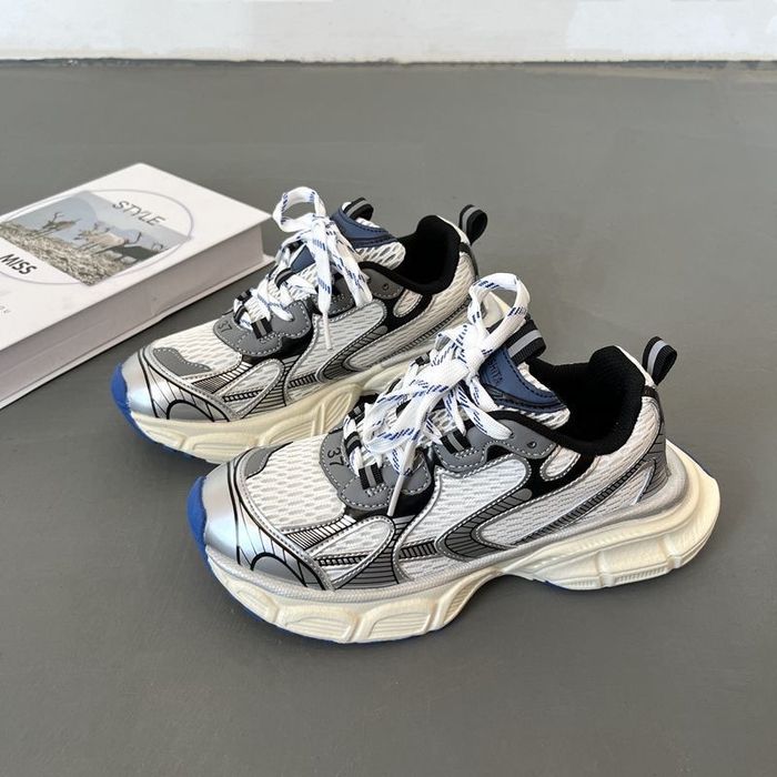 Кросівки жіночі