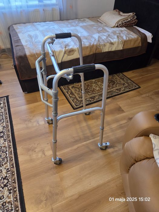 Balkonik aluminiowy – składany. 4-kołowy z hamulcami