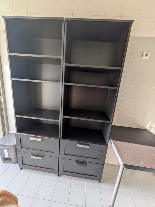 2 Armários com 2 mts mais uma mesa IKEA