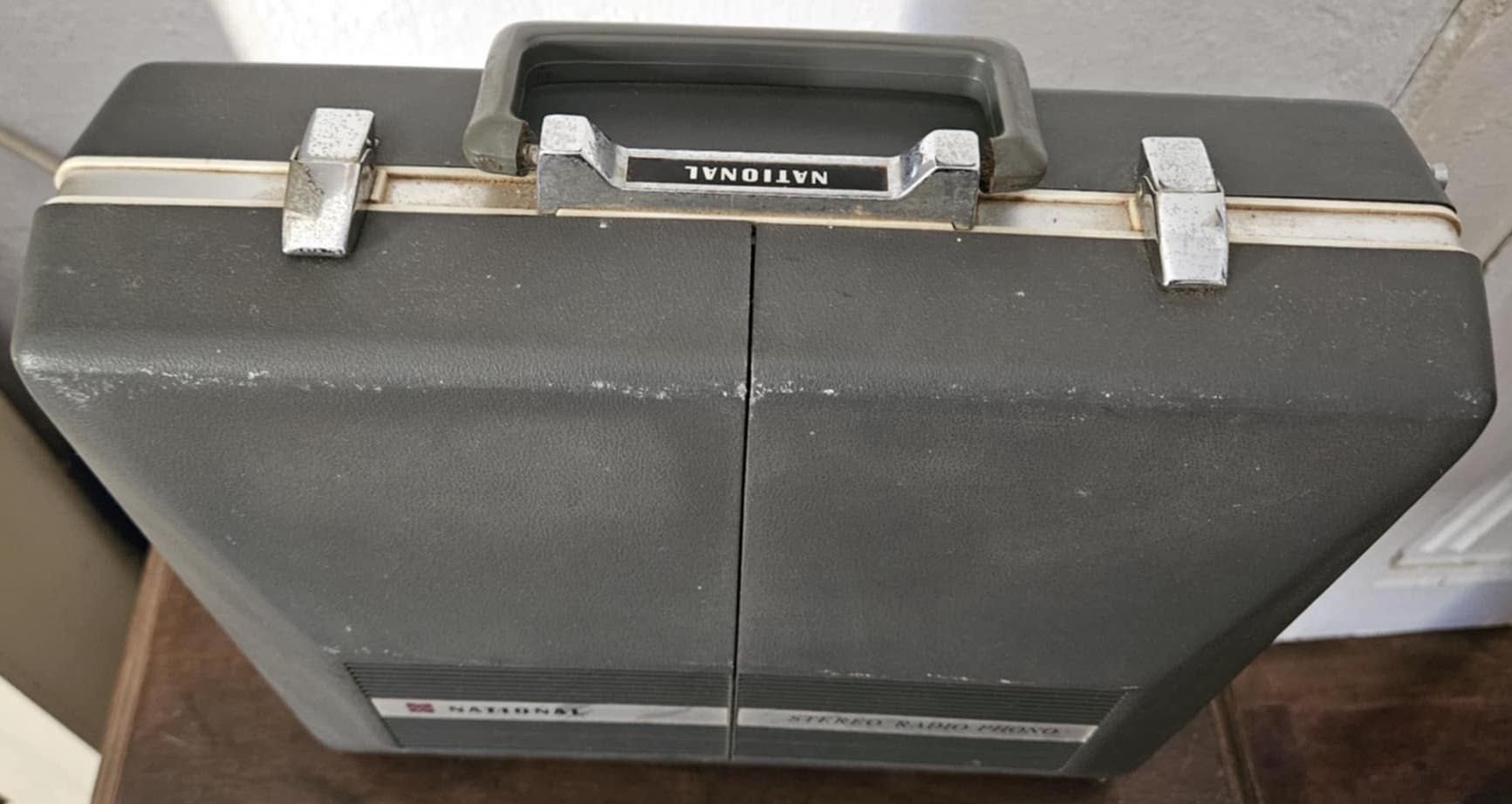 National SG-585 – Gira-discos Portátil Vintage