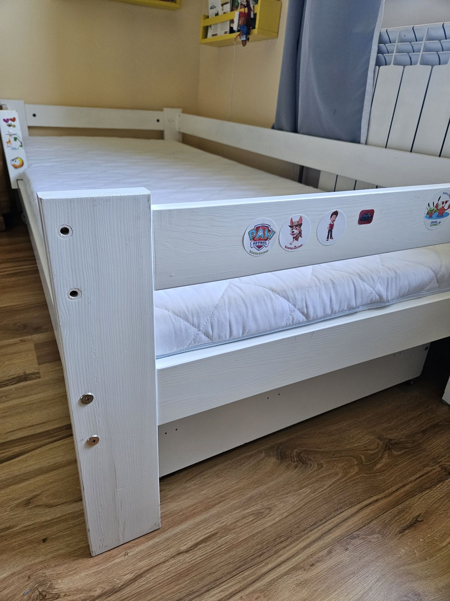 Łóżko dziecięce 90x180: stelaż, szuflada, materac, barierka