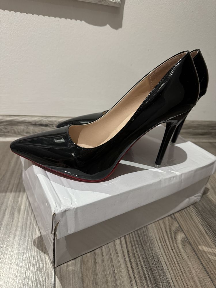 Szpilki typu louboutin