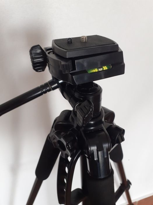 Tripé ajustável c/ nível