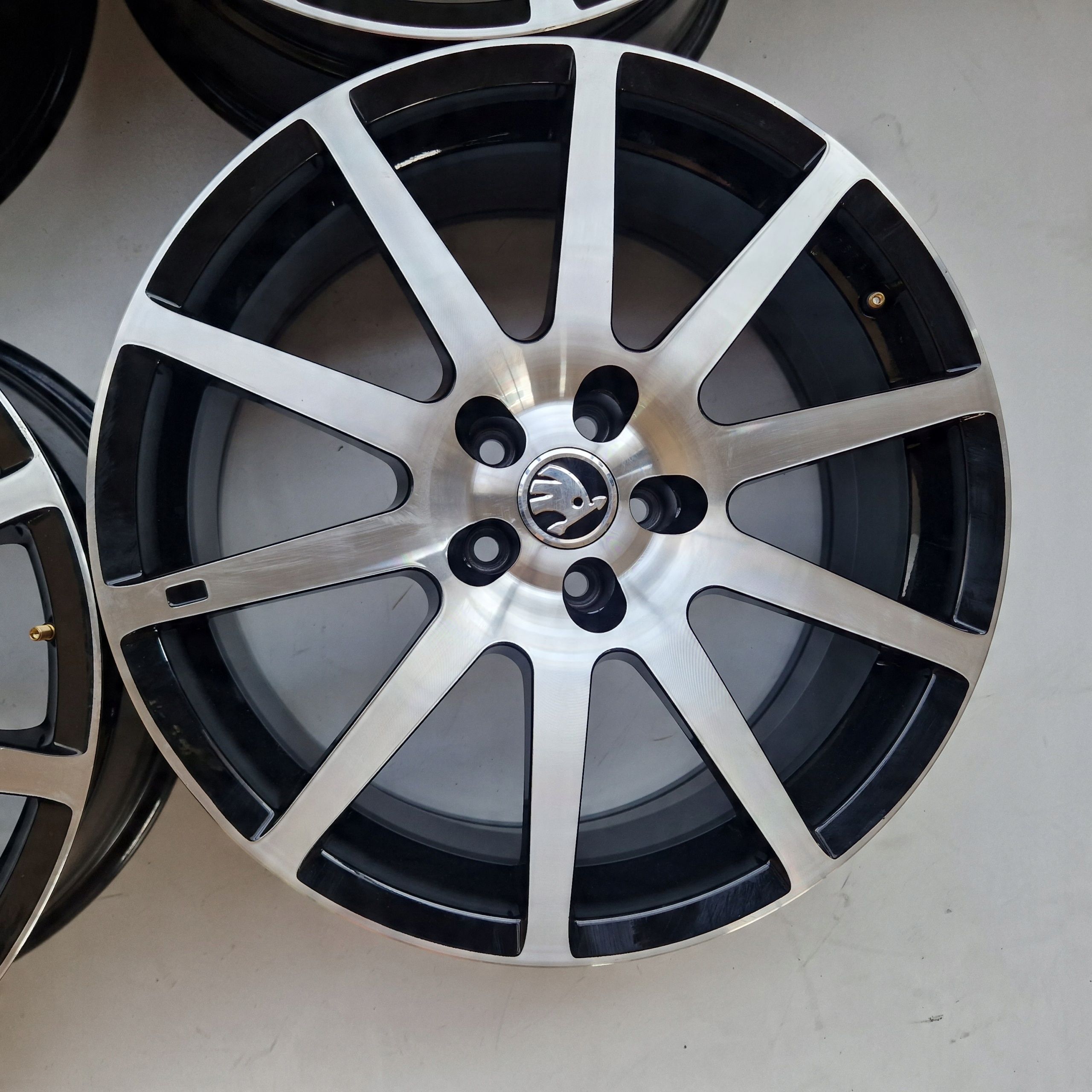 Skoda Scala Kamiq Fabia 5x100 18'' ET35 jak Nowe 4X