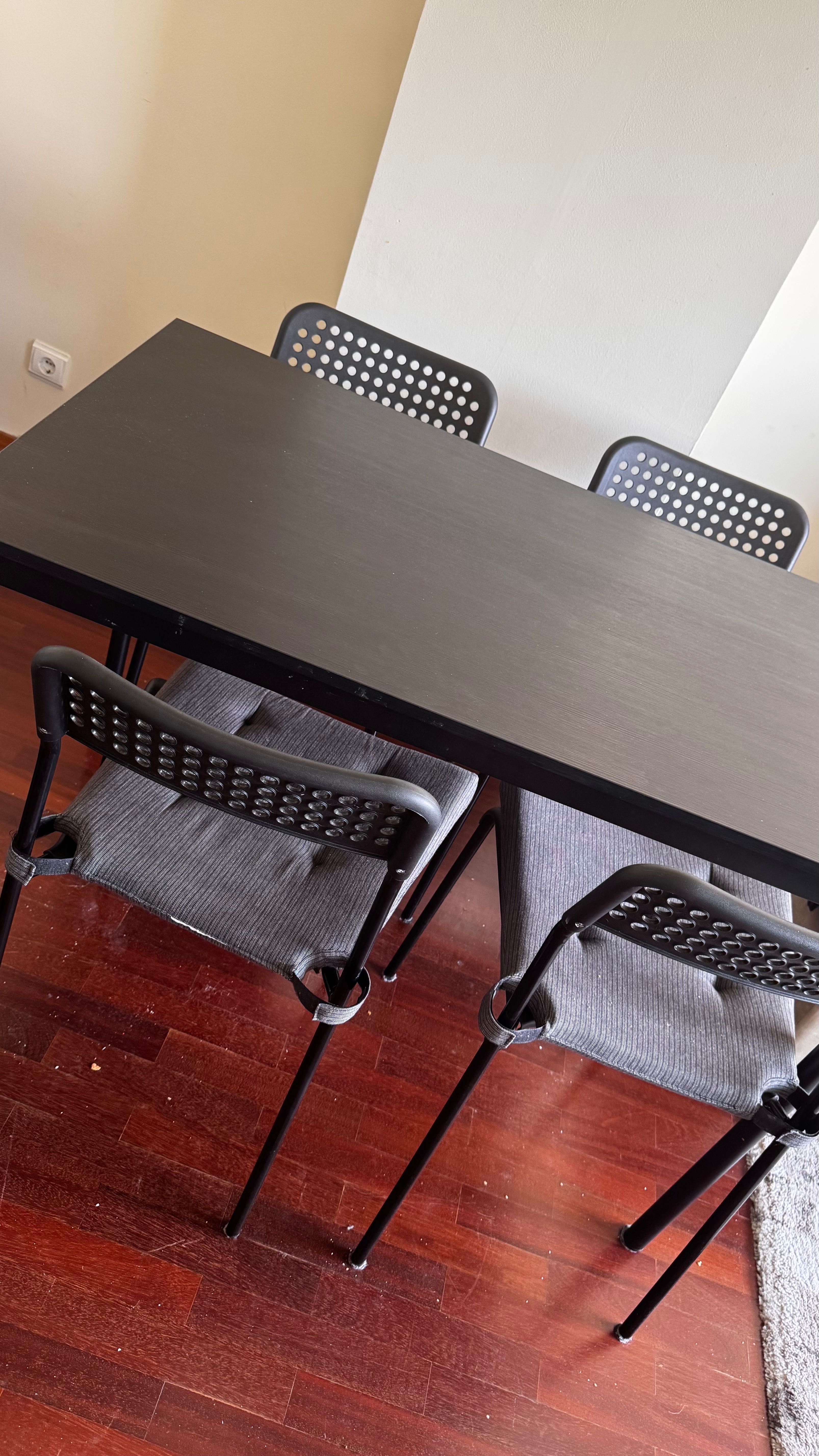 Conjunto de mesa e cadeiras 80€ disponível