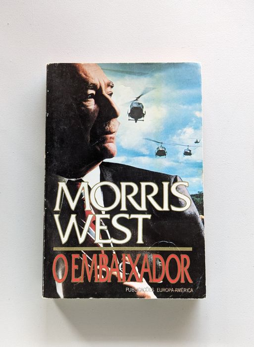 Livros de Harold Robbins e Morris West.