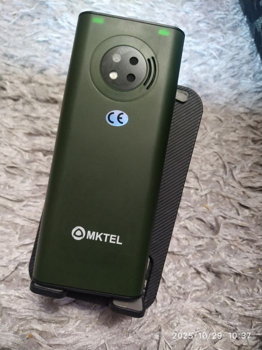 Телефон з камерою та потужним ліхтариком