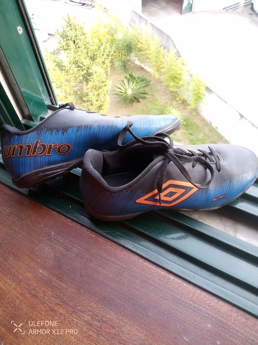 Chuteira Umbro Tam 38 em ótimo estado de conservação