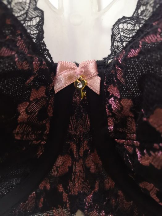 Бюстгальтер бренда Beldona, розмір 85 В.
М'який, з металевими кісточка