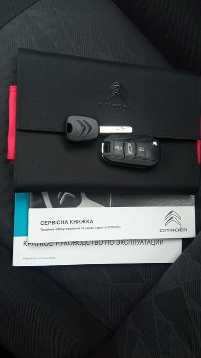 Продам авто, куплене новим в автосалоні.