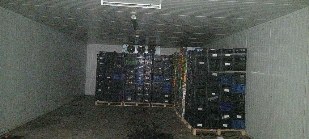 Склад з 5 вмонтованими холодильними камерами та компресорною станцієї