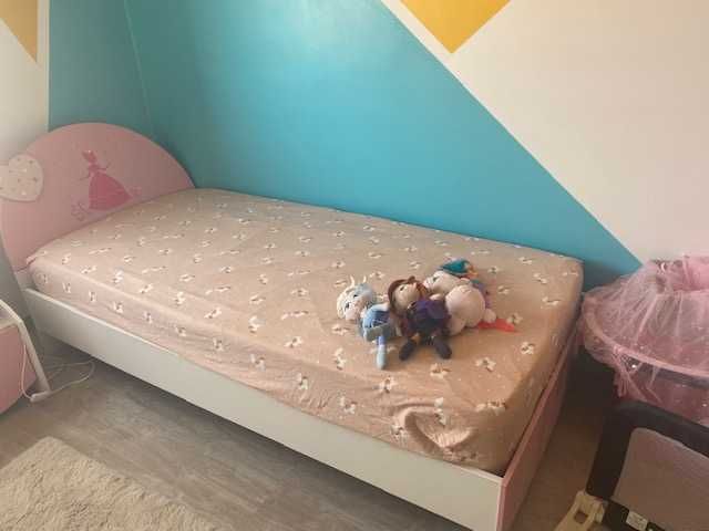 Cama de princesa + mesa de cabeceira