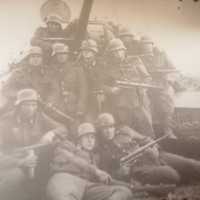 Stare zdjęcie Niemeccy żołnierze i czołg WH Grupa niemieckich żołnierz