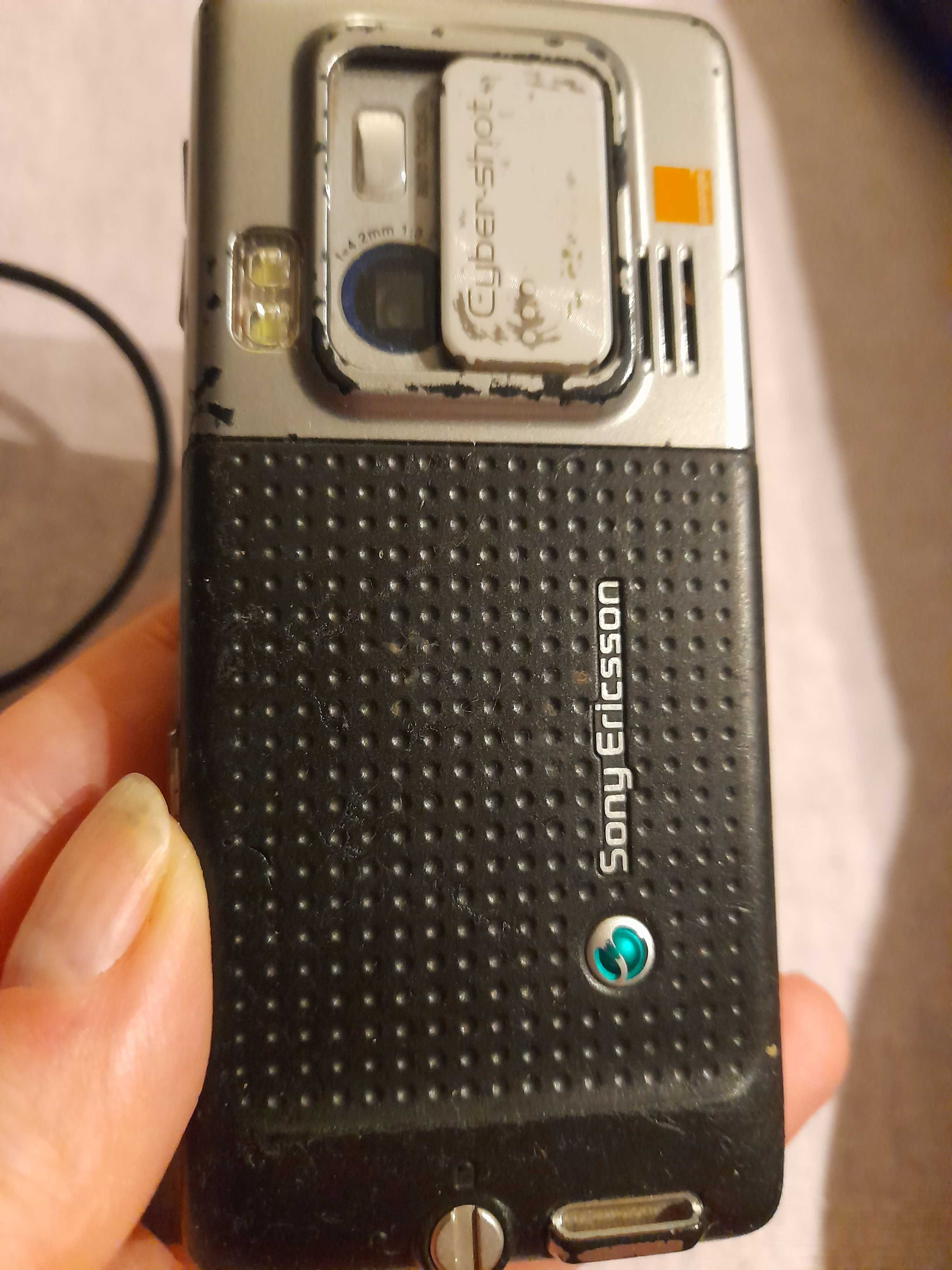 Telefon Sony Ericsson C702 z oryginalną ładowarką kultowy model