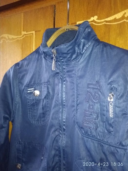 Стильная легкая куртка курточка-ветровка для мальчика 6 лет 116-122