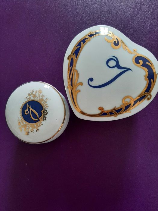 Dois Guarda jóias em porcelana com tampa