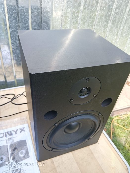 Mocny 2-drożny zestaw nagłośnieniowy Master-Slave, złożony z kolumn: a