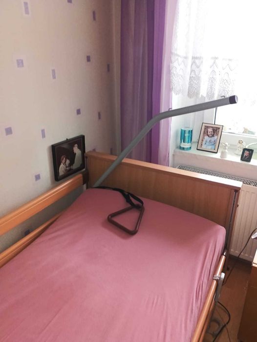 Łóżko rehabilitacyjne elektryczne w stanie idealnym .