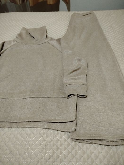 Conjunto de senhora de calças e camisola