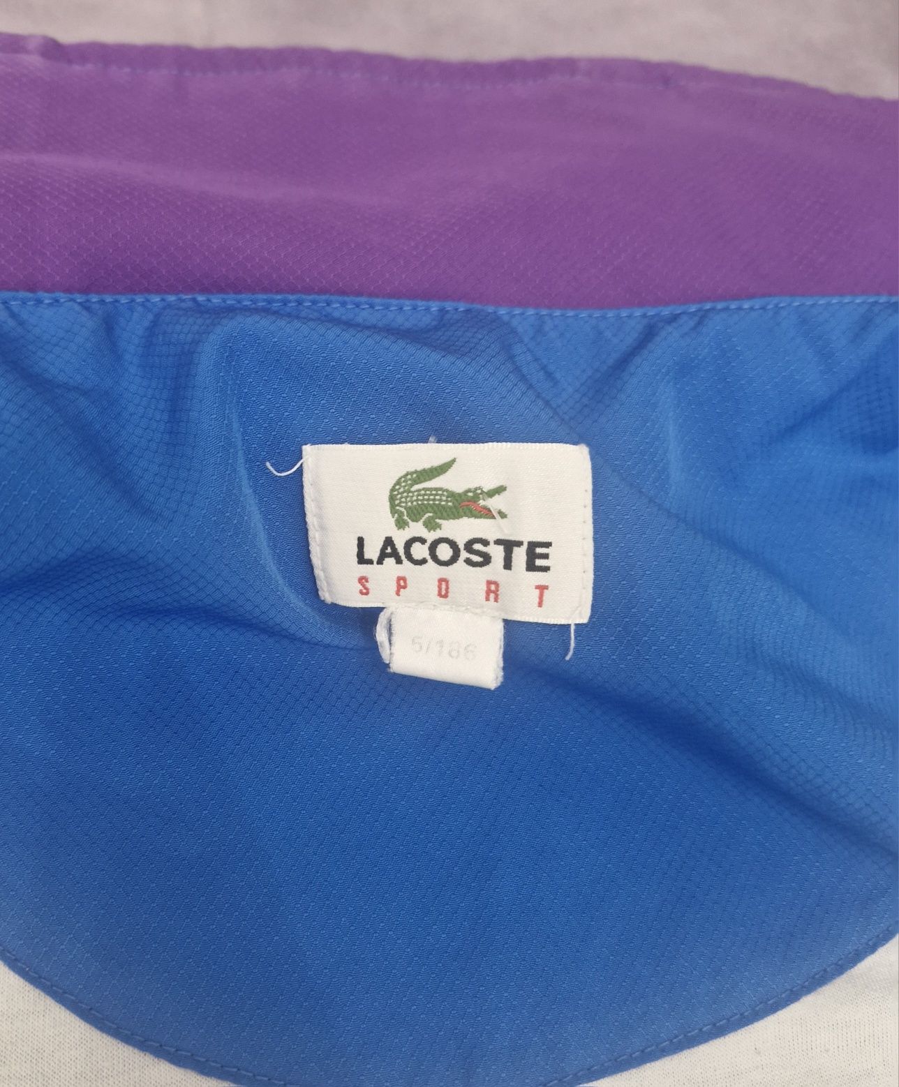 Wiatrówka lacoste z zasuwanymi kieszeniami oraz sciągaczem