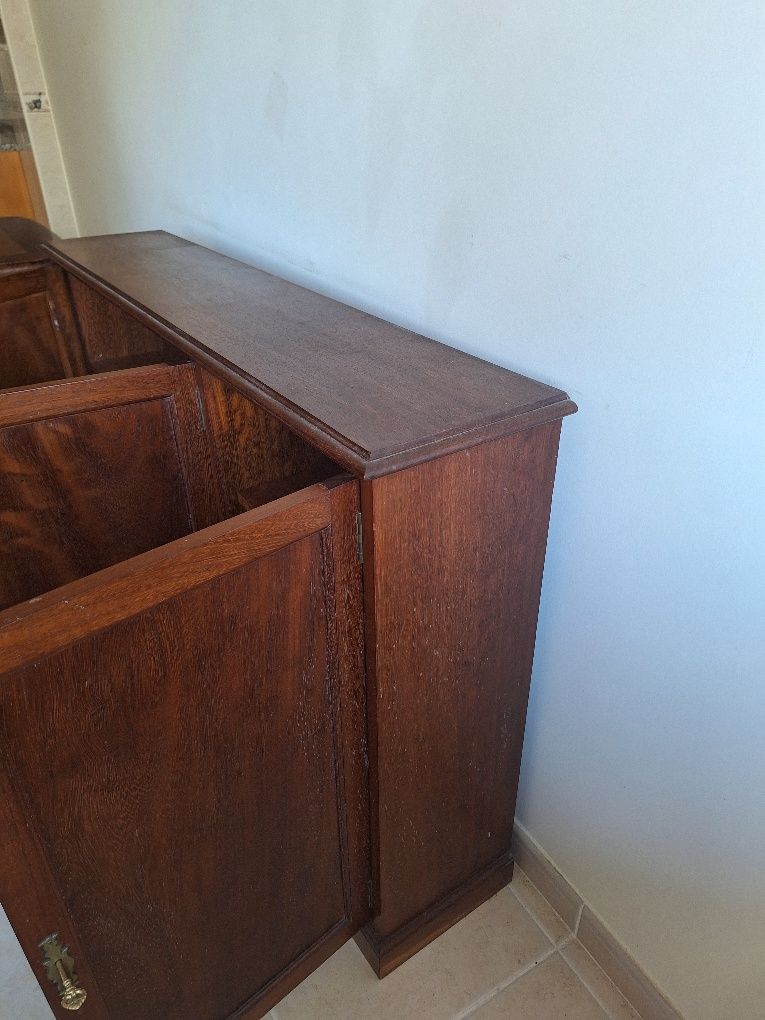 Móvel aparador com 3 portas