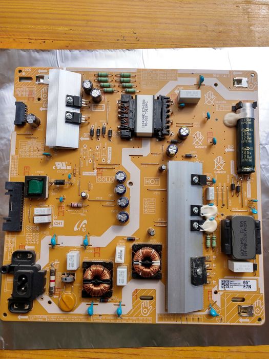 Fonte de alimentação B N 4 4 0 0 9 3 2 S Retirada de uma TV Partida