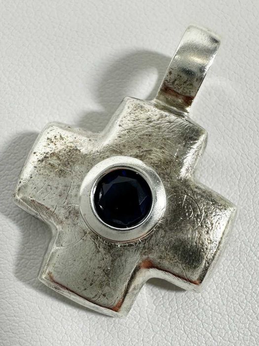 Duża zawieszka/wisiorek do łańcuszka krzyżyk z niebieskim oczkiem 925