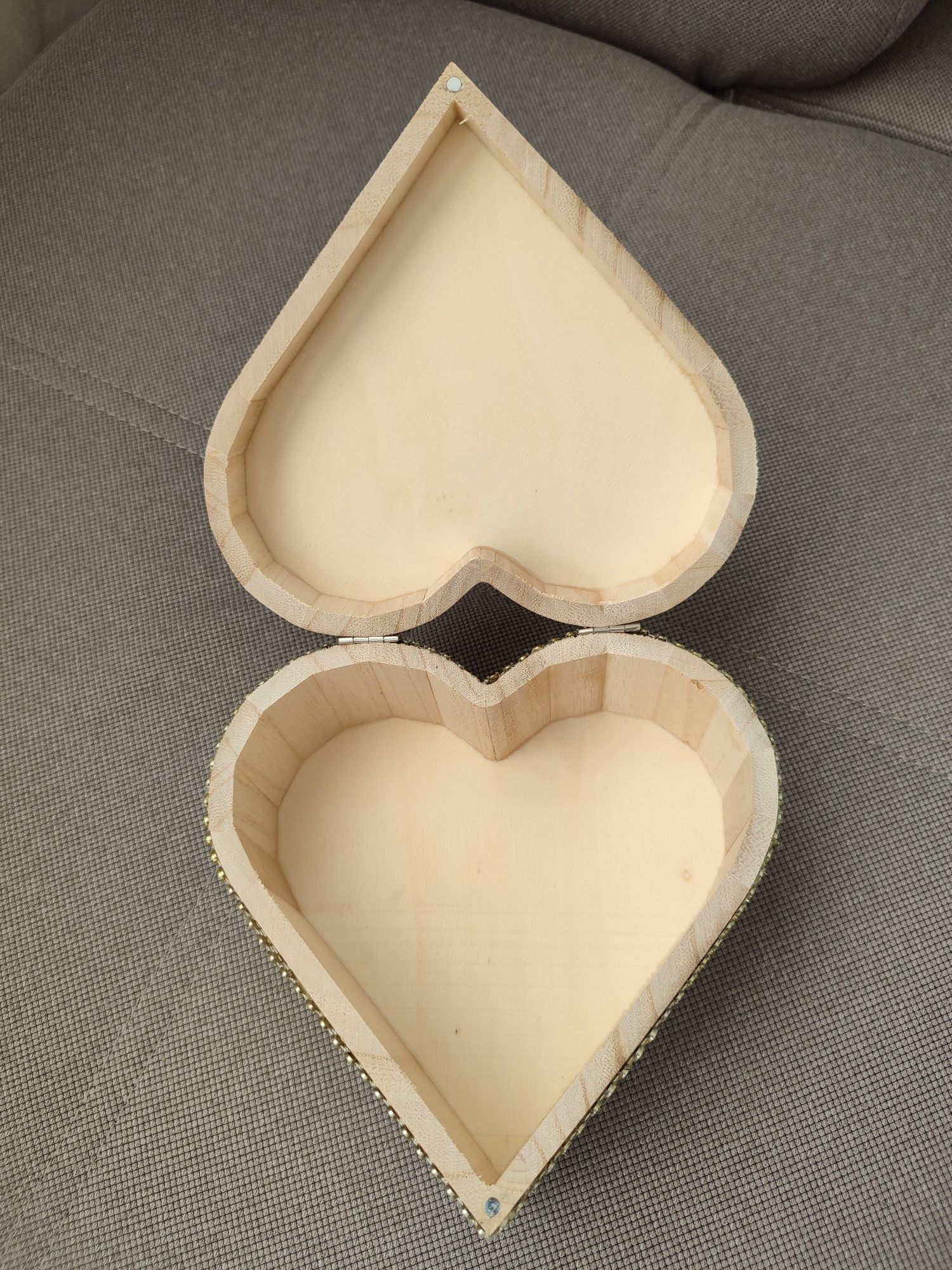 Ozdobne drewniane pudełko na prezent serce