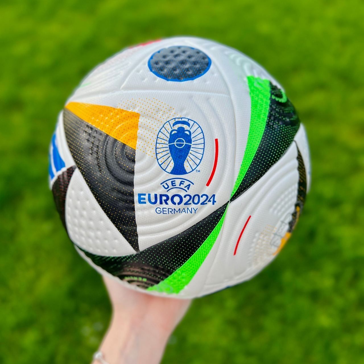 Футбольний мяч Adidas EURO 2024
Матеріал: Поліуретан
Ціна: 1200 грн.