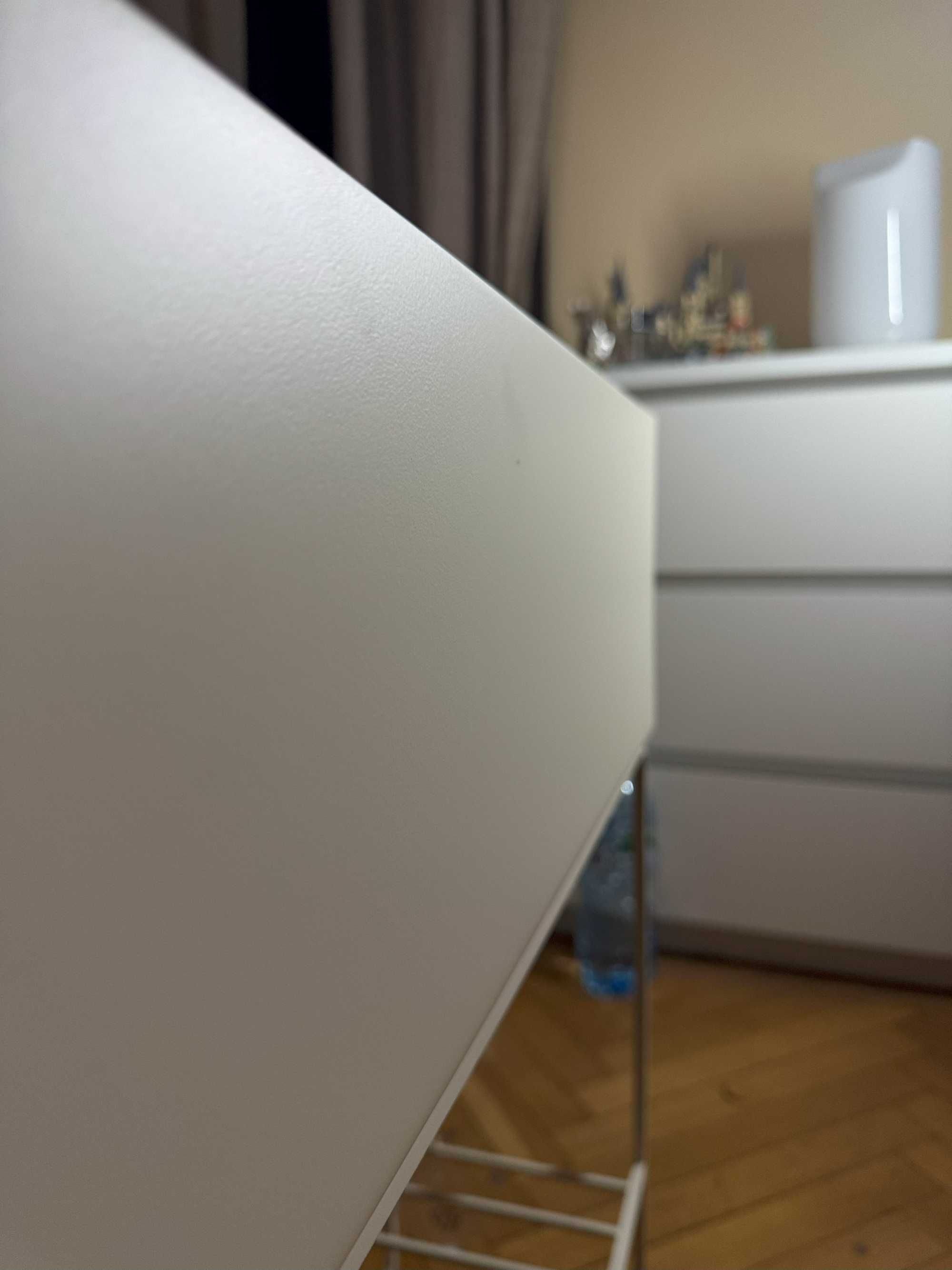 kwietnik metalowy bialy