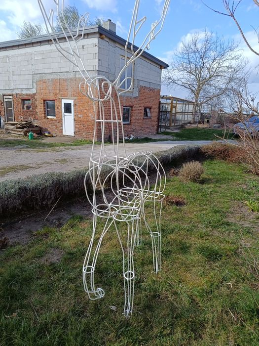 Jeleń z drutu do ogrodu