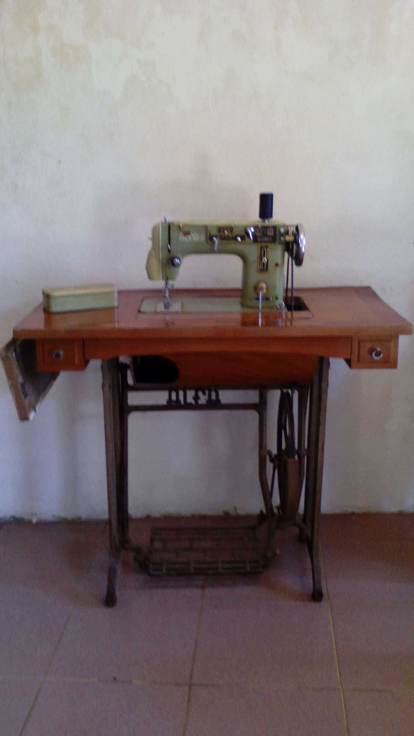 Vendo máquina de costura da marca Alfa