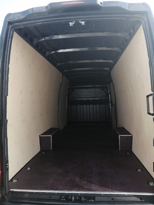 Iveco Daily L4H2 Zabudowa podłogi boków i drzwi w busie dostawczym