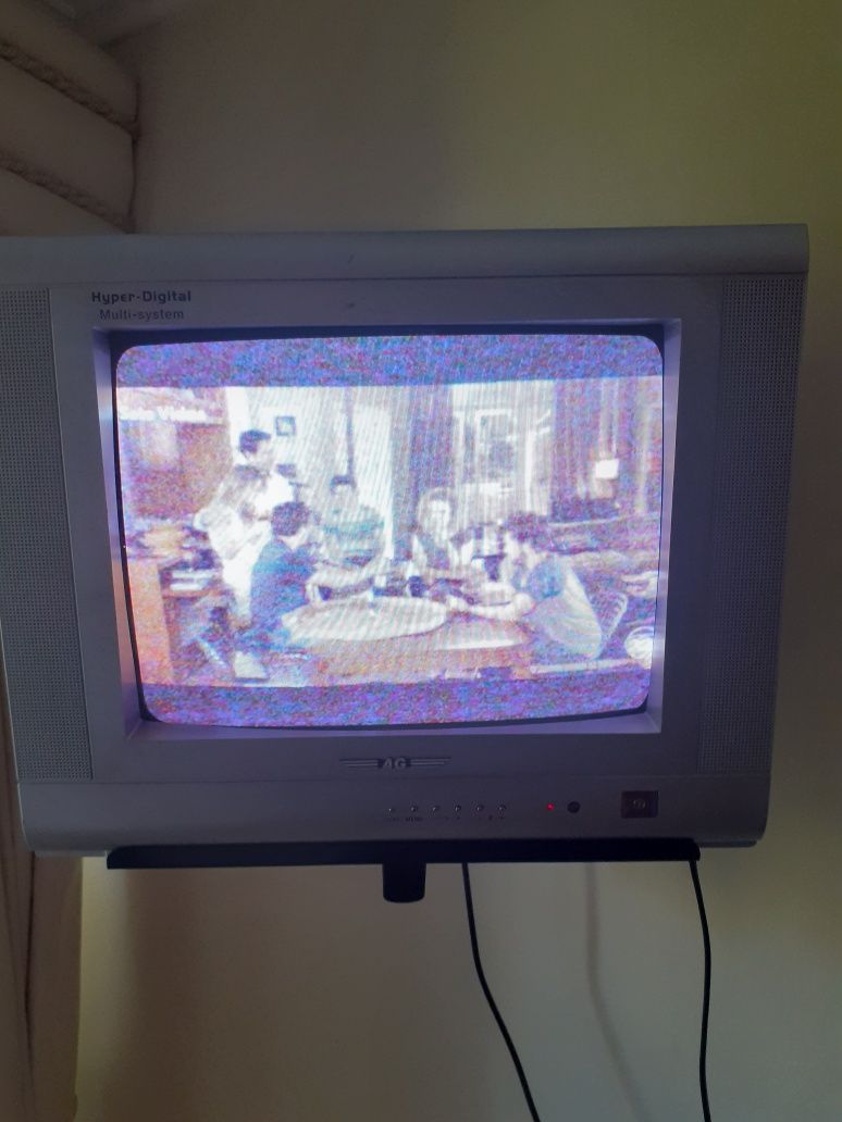Televisão da marca AG e BLUESKY   - 35 cm com comando universal*