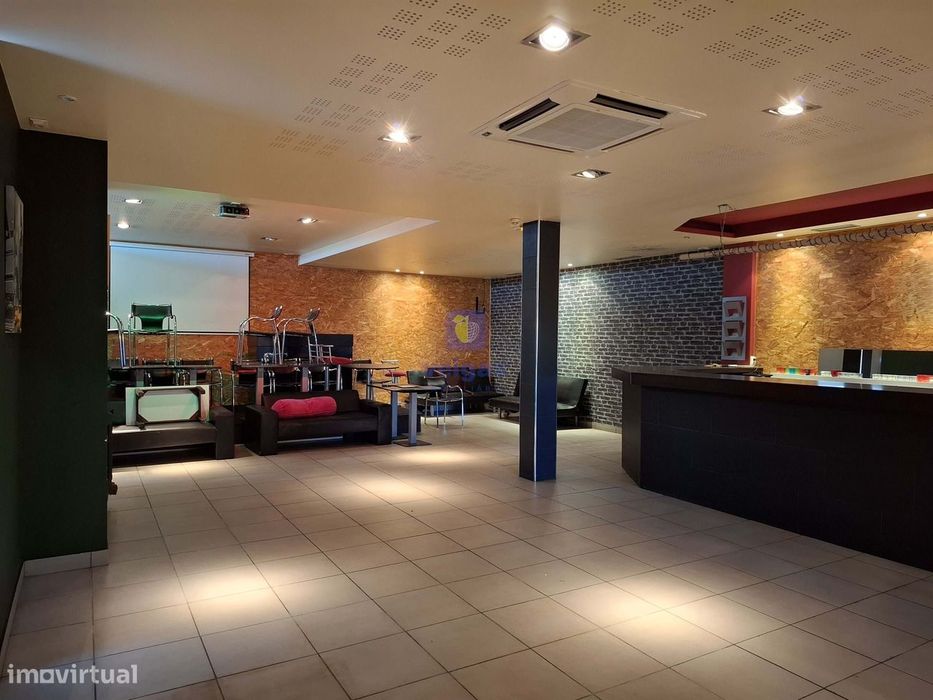Arrendamento de bar totalmente equipado, localizado entre Leiria e Pom