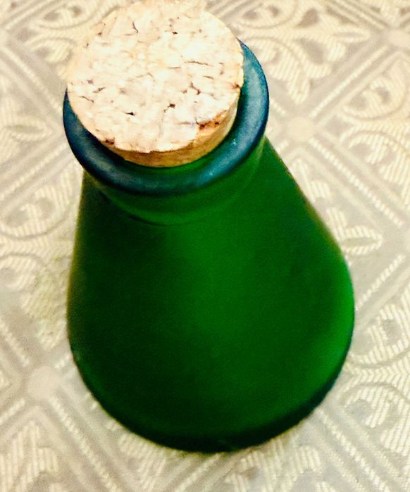 ozdobna, szklana, zielona butelka, z korkiem, rękodzieło