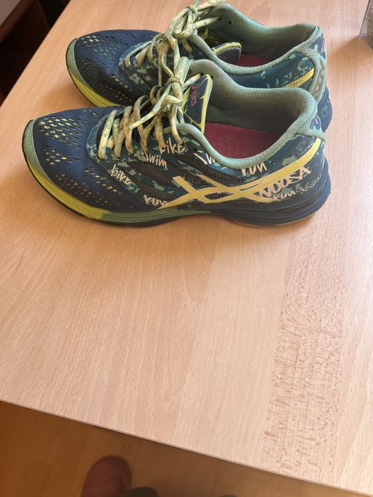 Sapatilhas Asics tamanho 39,5, mas calça 38