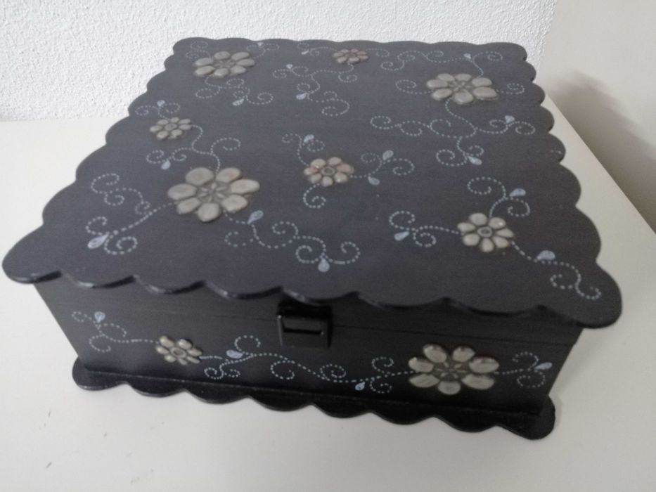 Caixa de madeira com aplicações em estanho