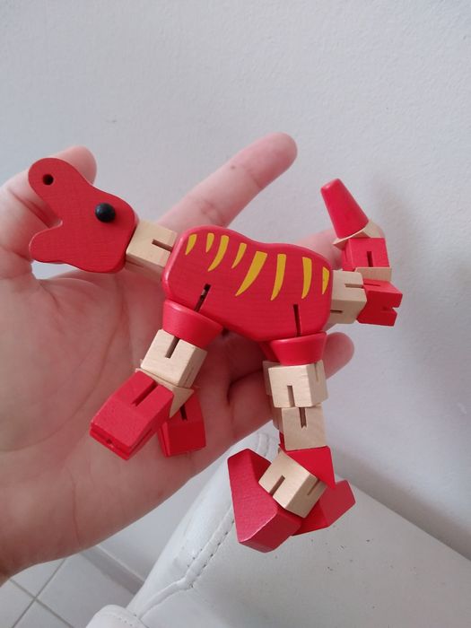 Brinquedo Fidget Dinossauro vermelho articulado em madeira.