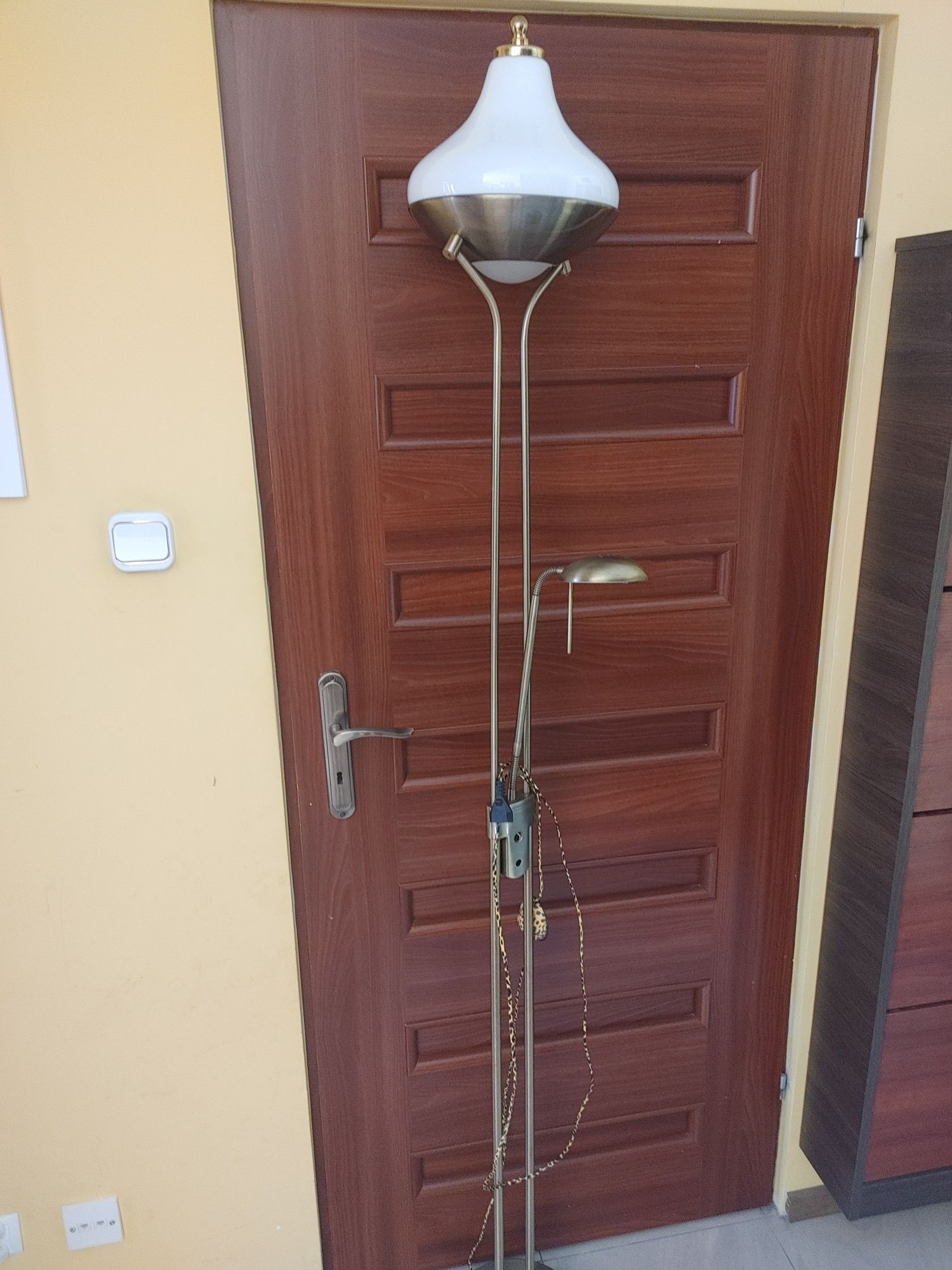 Lampa stojaca. Wysokość ok.200cm. kolor złoto mosiądz. Górny klosz m