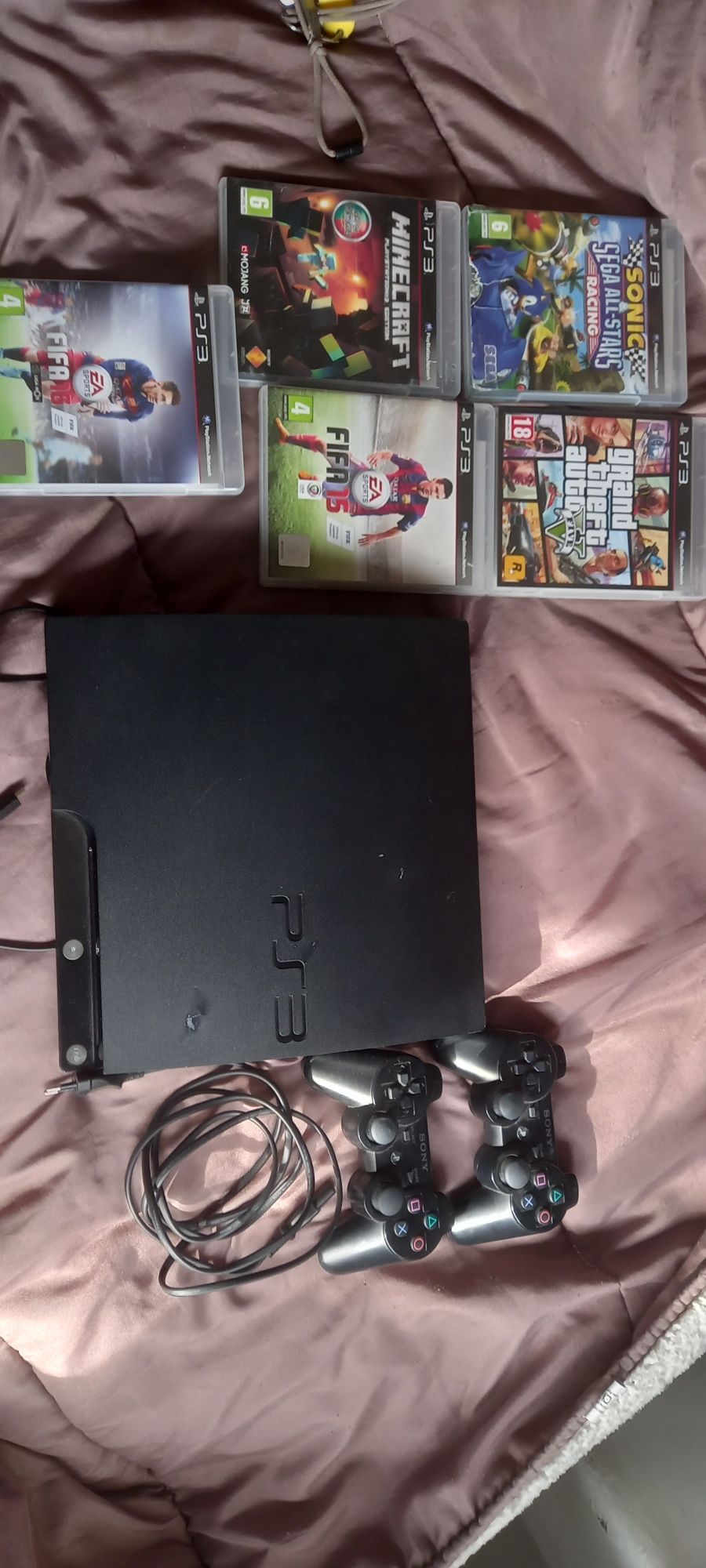 Playstation 3 (Ps3) pouco usada, 2 comandos, todos os cabos e 5 jogos