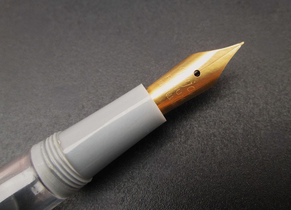 Antiga Caneta de Tinta Permanente STUDIO em cor Cinza - NUNCA USADA