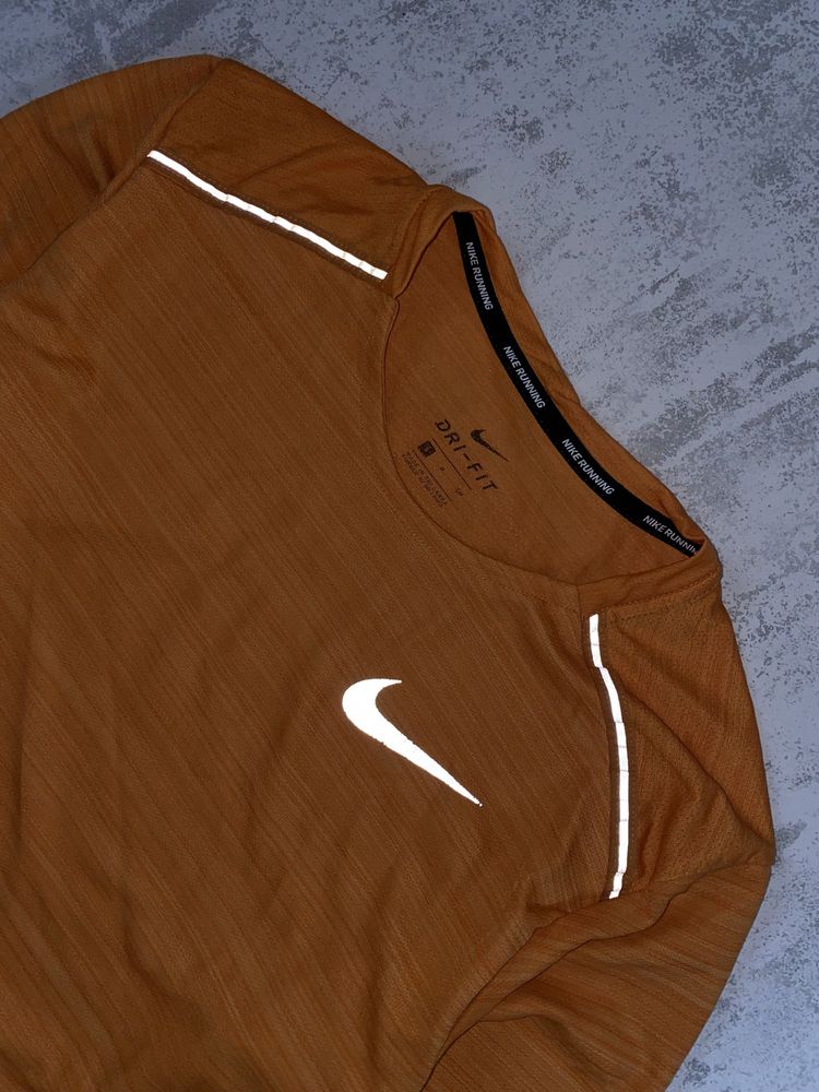 Яскрава помаранчева Nike Dri-Fit: стиль і видимість