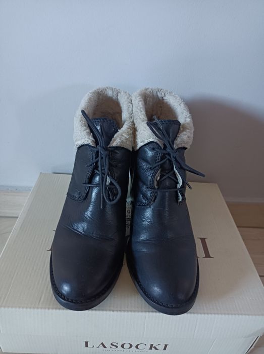 Botki ocieplane na obcasie.