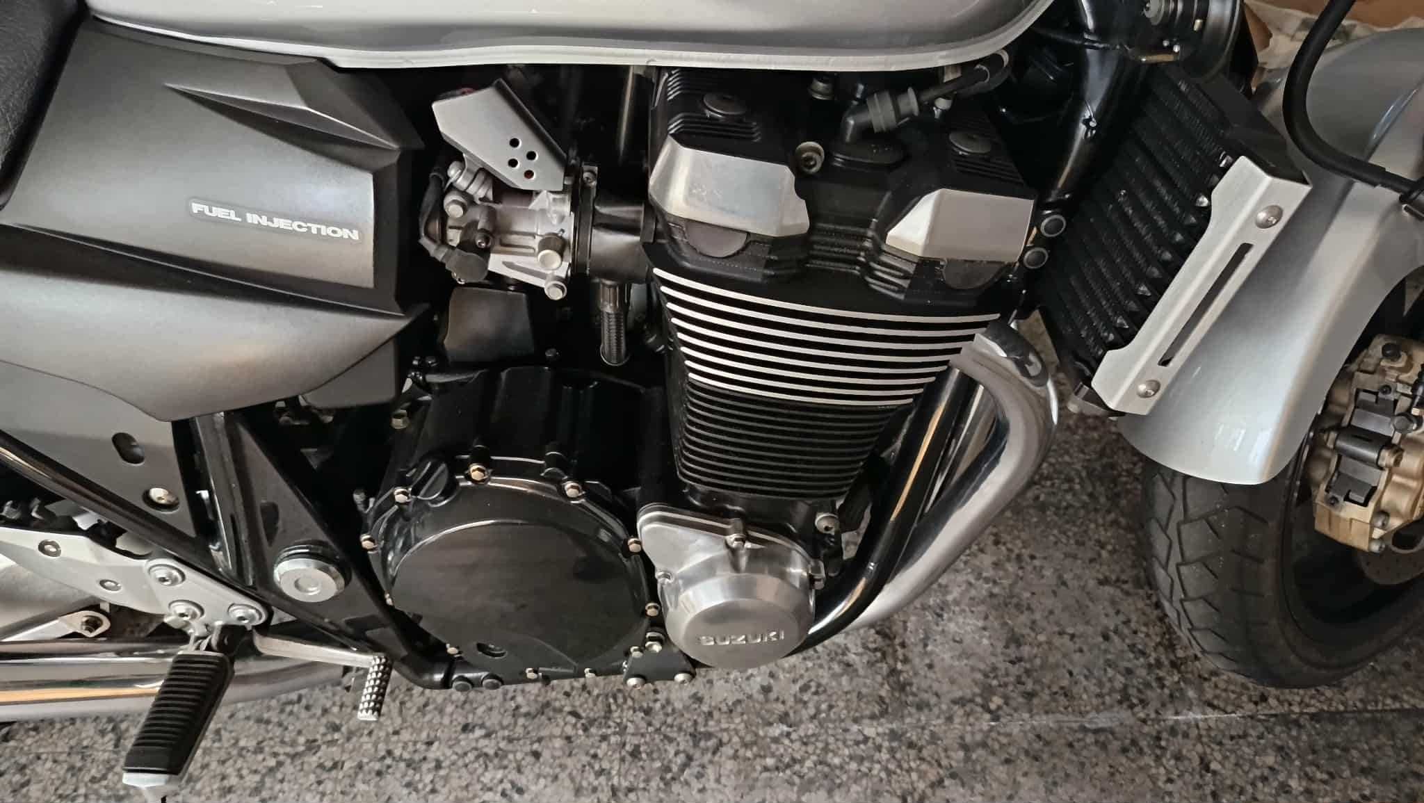 Suzuki GSX 1400 Cinza Prata - Novas fotos.